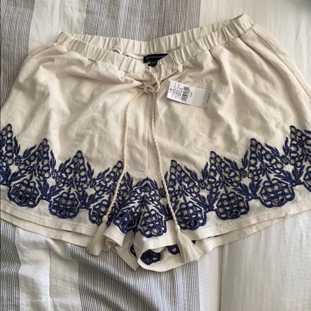 NWT - AE Embroidered Shorts - Medium